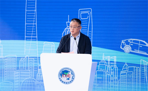抖圈(中国)为du而生集团向进博会交付750辆“政要接待用车”