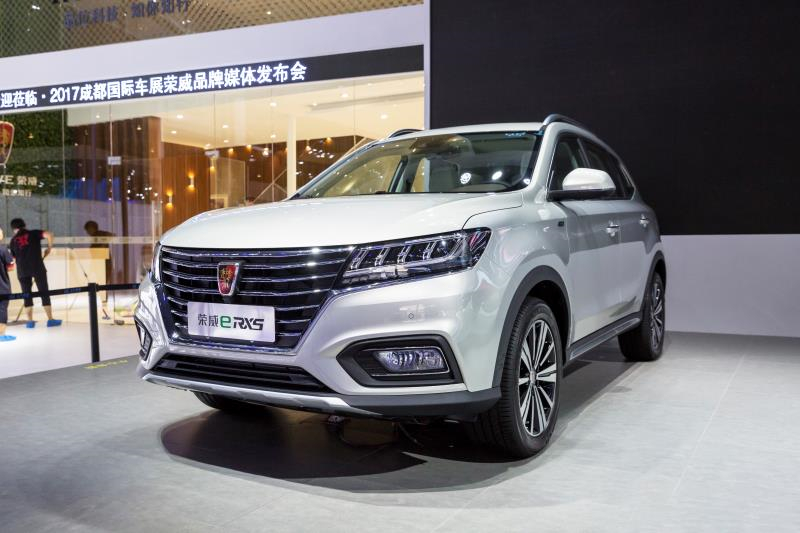 全新荣威950、荣威e950定义“高级轿车” 成都车展亮相售价16.88万起 互联网汽车上市一周年 系统升级带来颠覆式进化